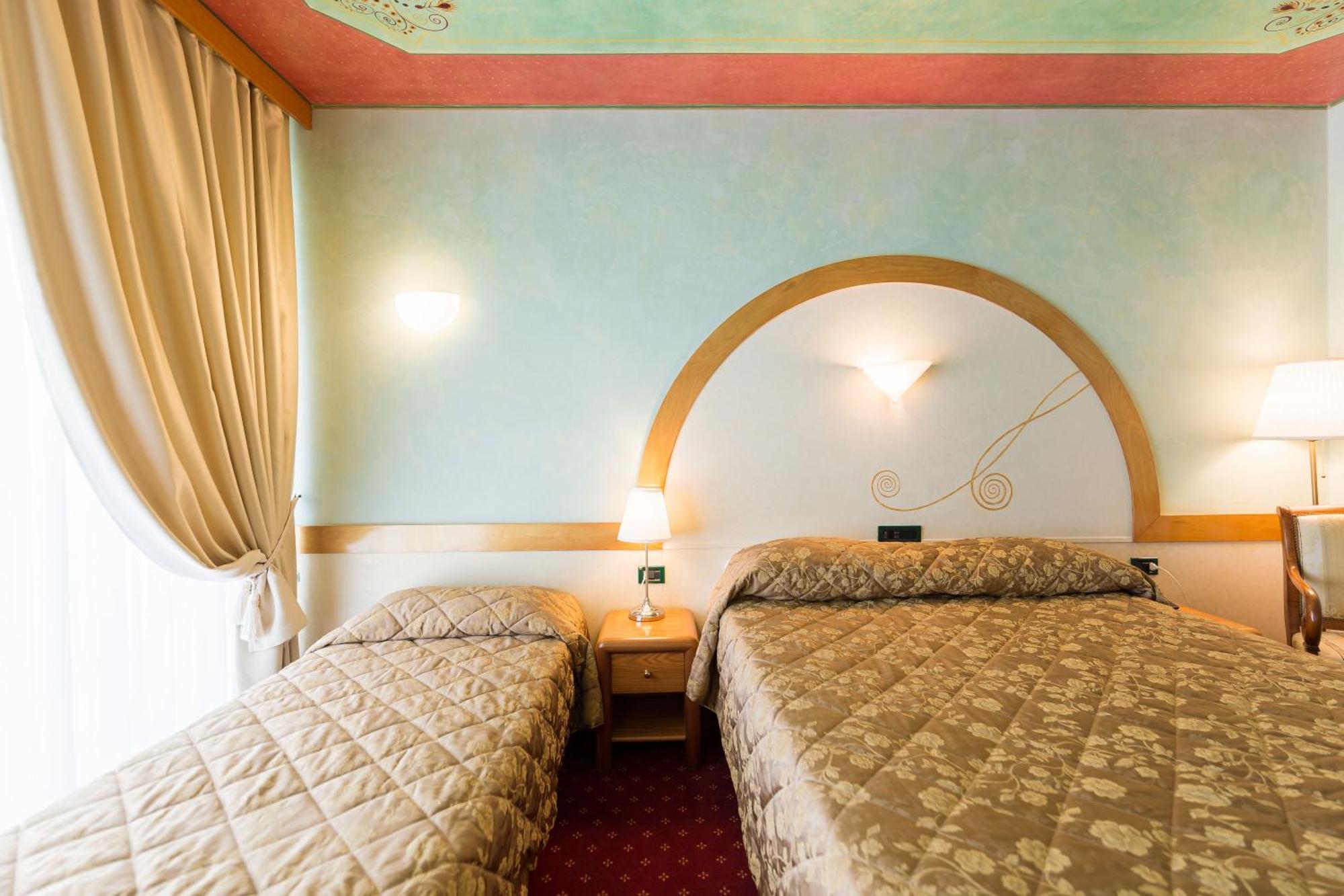 Hotel Aquila D'Oro Desenzano Desenzano del Garda Pokoj fotografie