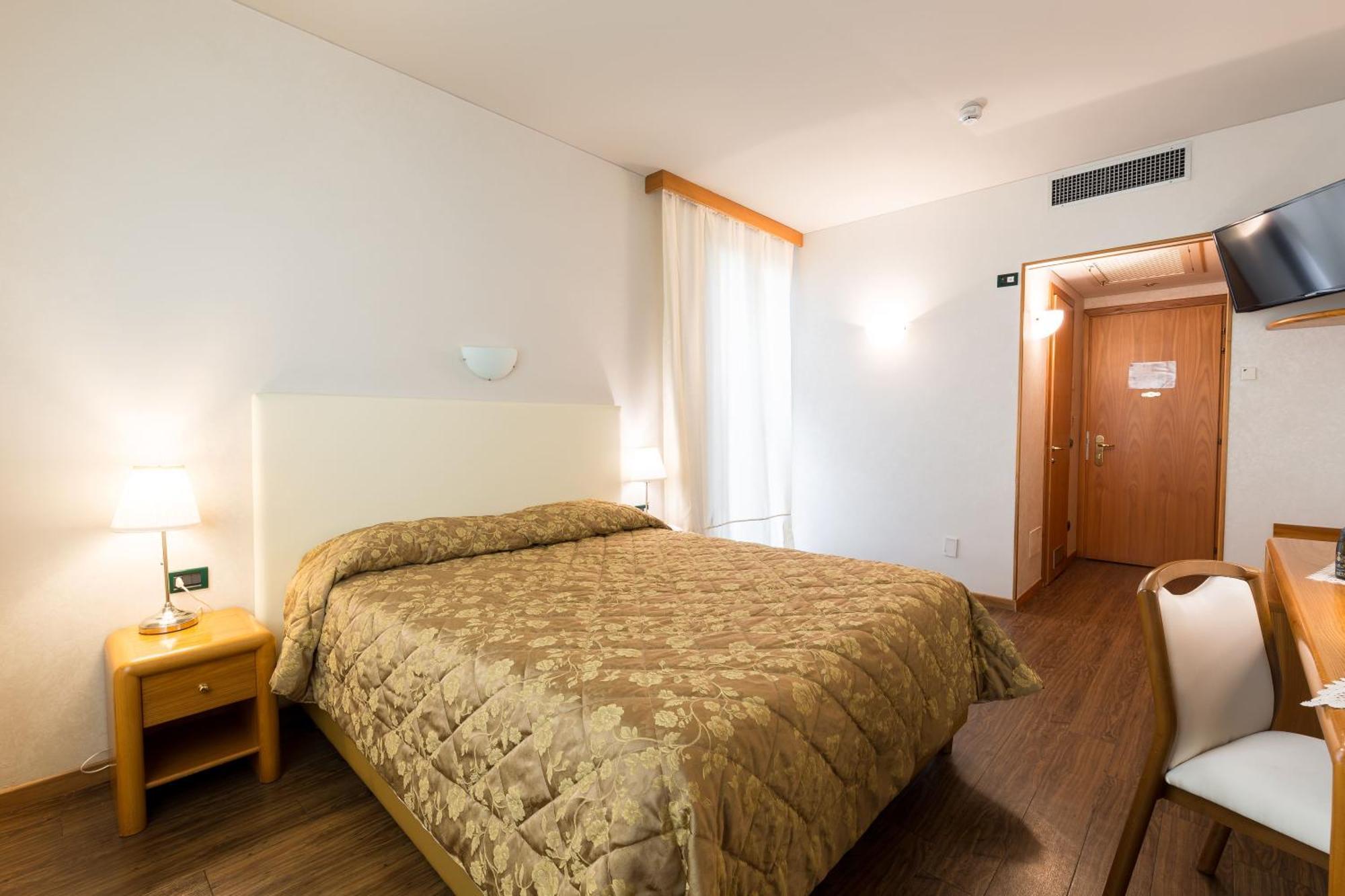 Hotel Aquila D'Oro Desenzano Desenzano del Garda Exteriér fotografie
